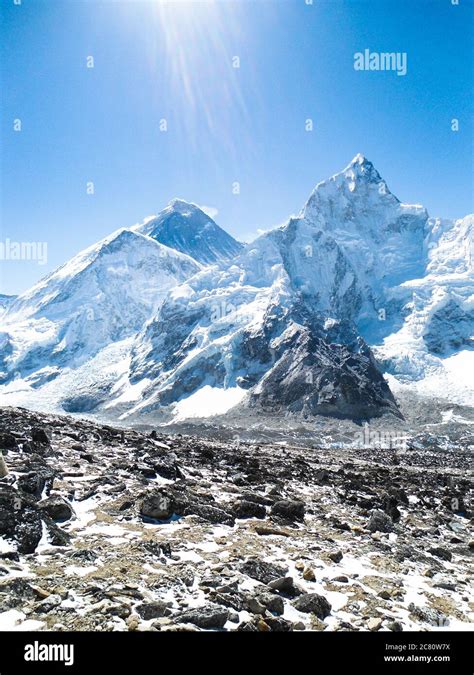 la  haute montagne du monde banque de photographies  dimages