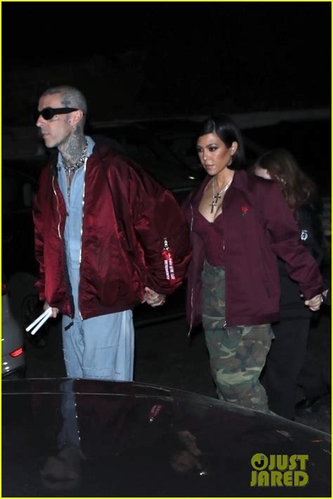 Photo Kourtney Kardashian Travis Barker Hold Hands Heading To Landon