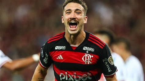 LÉO ORTIZ CELEBRA ESTREIA E PRIMEIRO GOL PELO FLAMENGO O BÔNUS VEIO