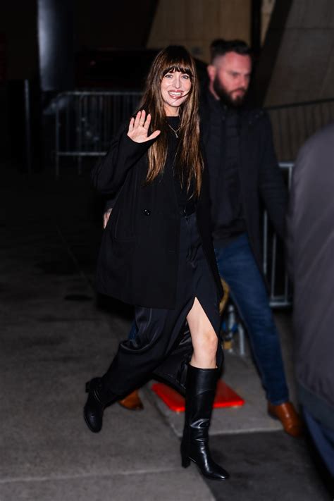 Die Winter Stiefel Von Dakota Johnson Sind Klassiker Sowie Trend Piece