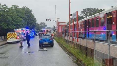 Zwei Verletzte Bei Unfall Zwischen Zug Und Auto Auf Bahn Bergang