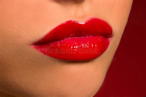 Labios Sensuales Con El Lápiz Labial Rojo Foto de archivo Imagen de