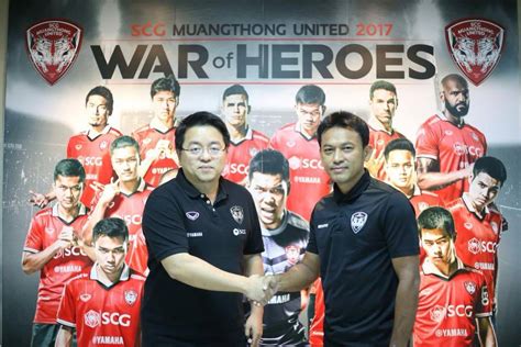 Coach Totchtawan Sripan Extends Contract With Muangthong United