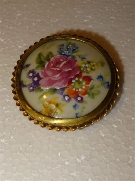 ANCIENNE BROCHE EN Porcelaine Epaisse Et Entourage Laiton Orne De