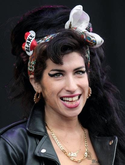 Amy Winehouses Beehive And Eyeliner Were As Big And Beautiful As Her Voice See 9 Of Her Best Combos