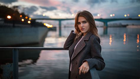 2048x1367 Blue Eyes Winter Girl Depth Of Field Snowfall Brunette