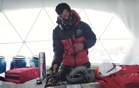 What A Sherpa Carries While Summiting Everest - Unofficial Networks