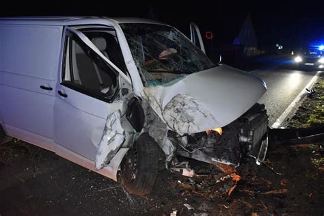 Transporterfahrer Kracht Auf B104 Gegen Baum