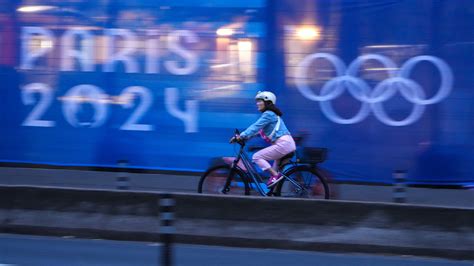 Parisians Are Choosing Bikes Over Cars. Will New Yorkers Do That, Too