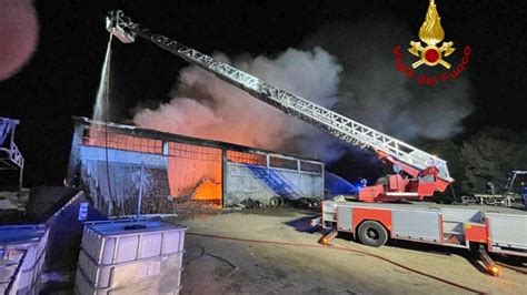 Nogara Capannone Agricolo In Fiamme Vigili Del Fuoco Al Lavoro Tutta