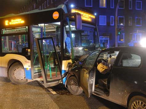 Hvv Unfall In Hamburg Horn Ersatzverkehr Bus Kracht Frontal In Auto