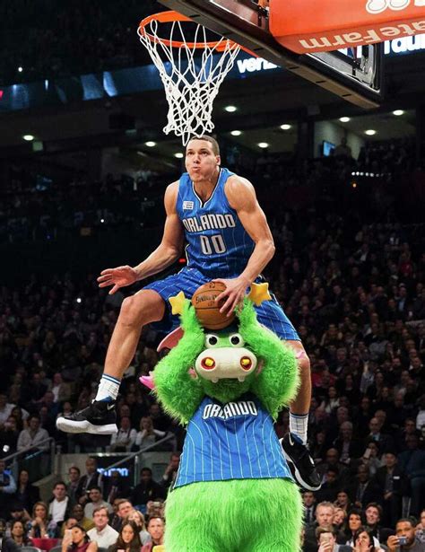 Best Dunks From An Incredible Nba Dunk Contest Houston Chronicle