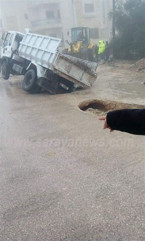 بالصور هبوطات في احد شوارع مدينة ماحص بعد 4 اشهر من تعبيده تفاصيل