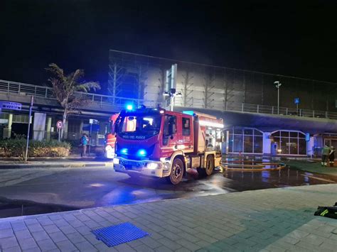 Incendio Nell Aeroporto Di Catania Spento Dai Pompieri