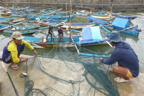 Cuaca Buruk Nelayan Buton Tidak Melaut Republika Online