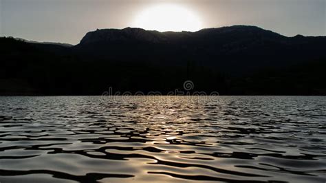 夕阳中的深湖 山水 海浪和宁静 库存照片 图片 包括有 室外 夏天 黄昏 阳光 晚上 波纹 247157022