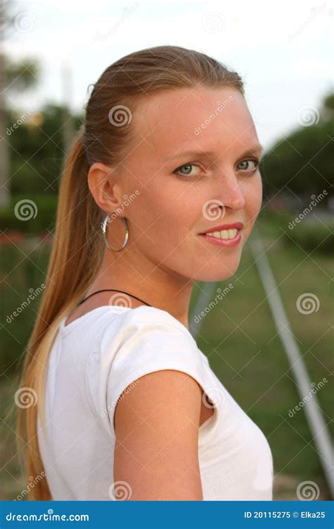 Portret Van Een Mooi Meisje Met Blonde Lang Haar Stock Afbeelding Image Of Portret Gezicht