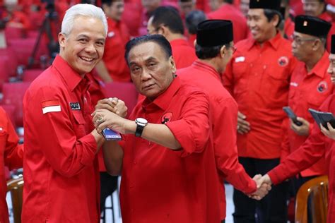 Gaya Ganjar Pranowo Dan Bambang Pacul Salam Komando