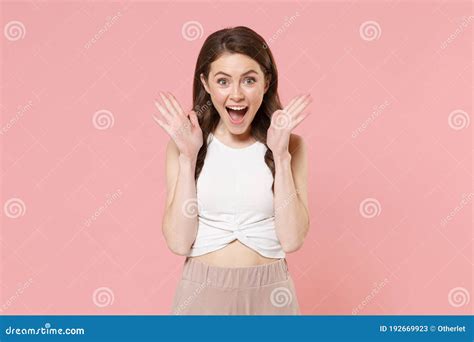 Jovencita De Brunette Emocionada Muchacha Con Ropa Ligera Casual Posando Aislado En El Retrato