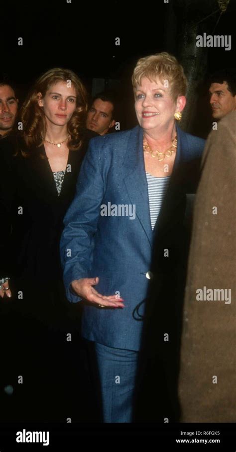 BEVERLY HILLS, CA - MARCH 25: Actress Julia Roberts and her mom Betty ...