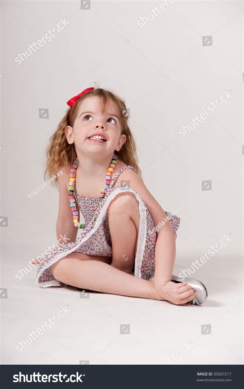 Portrait Cute Little Girl Sitting On Stock Fotografie K Okamžité