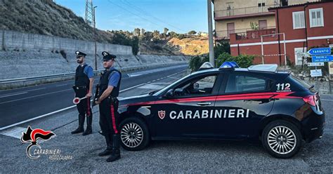 Carabinieri Arrestato Un Enne Che Minacciava I Passanti Armato Di