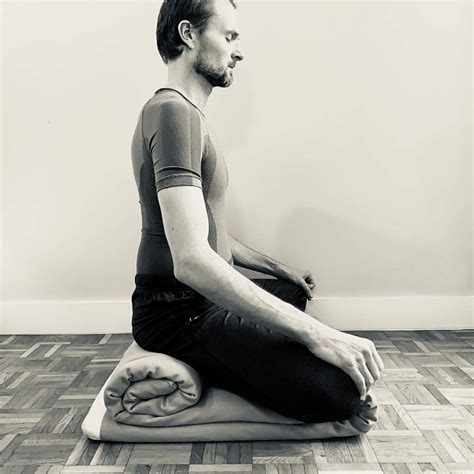 How To Do Sukhasana The Best Meditation Pose For Beginners