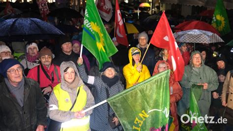 Rund Menschen Zeigen In Schwandorf Flagge Gegen Hass Hetze Und