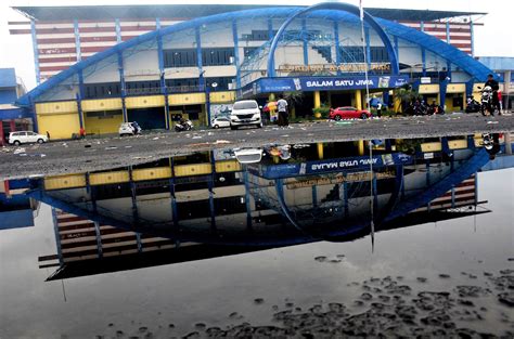 Indonesia Strage Allo Stadio Di Malang Almeno Morti Nella Calca