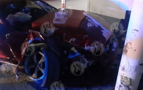 Abandona Su Mustang Tras Chocar Contra Poste