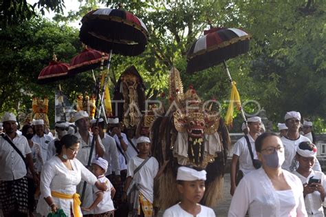 Jelang Hari Raya Kuningan Di Bali Antara Foto