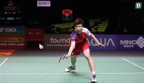 Foto Shi Yu Qi Angkat Trofi Kapal Api Indonesia Open Tuntaskan