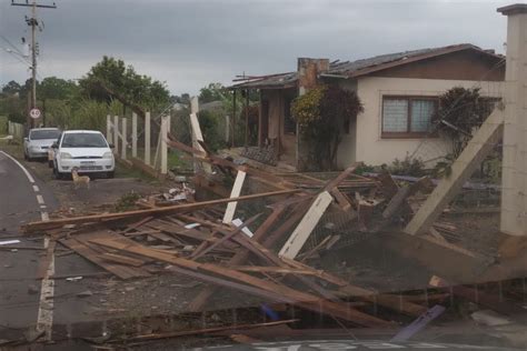 Temporal granizo e vento forte provoca estragos em Santo Antônio da