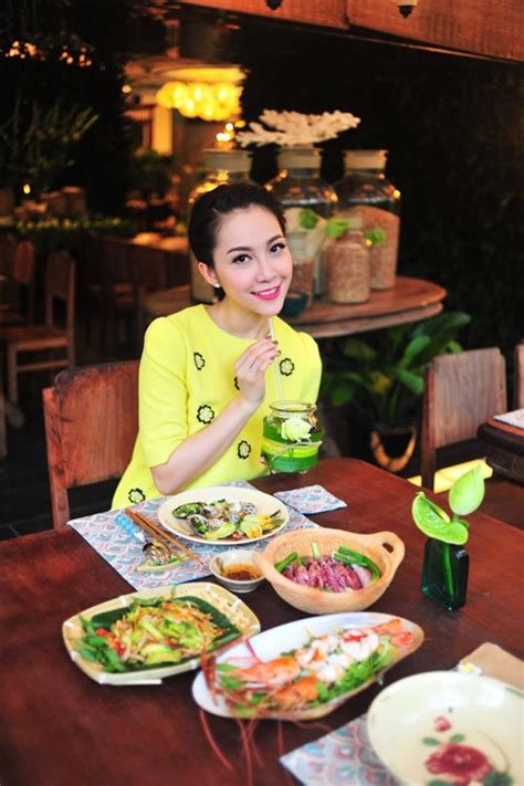 Linh Nga rạng ngời cạnh em trai hot boy