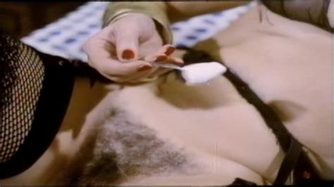 Naked Guia Lauri Filzi In La Doppia Bocca Di Erika