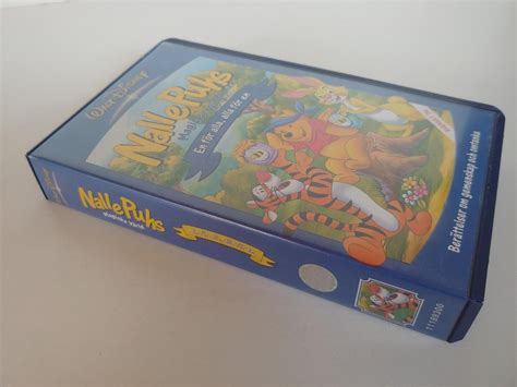 VHS Film Disney Nalle Puhs Magiska Värld En Köp på Tradera