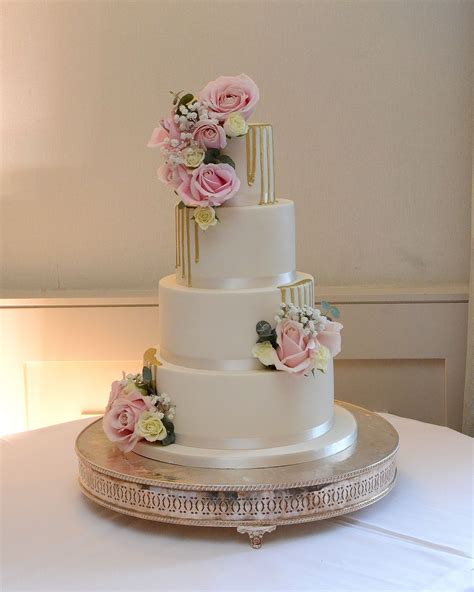 Wedding Cake With Fresh Flowers And Gold Drips Wedding Cake Fresh