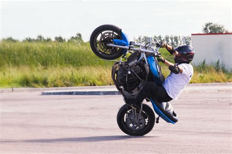 Czy jazda motocyklem na jednym kole jest legalna Wygłupy kosztują