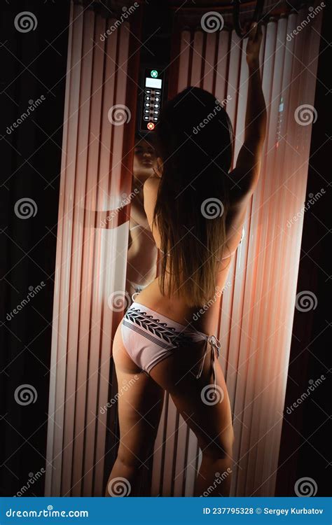 Solarium Belle Jeune Fille En Bikini Bronzer Dans Une Chaise Longue Verticale Photo Stock