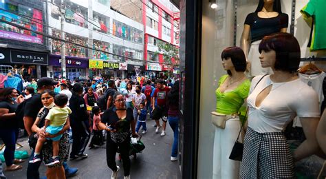 Gamarra Comerciantes Rematan Ropas Desde 10 Soles Ante Ola De Calor