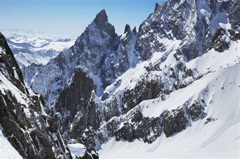 无人横图俯视航拍室外白天旅游度假美景山太阳雪雪山大雪阴影光线纹路纹理影子冰积雪景观山峰雪景云