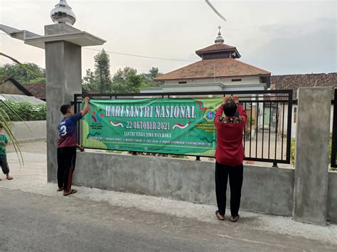 LPQ Akhlaqul Karimah Pasang Banner Hari Santri Nasional