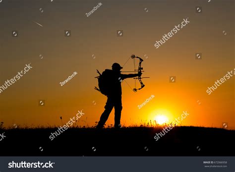 1 276 Compound Bow Hunter Images Stock Photos Vectors Shutterstock