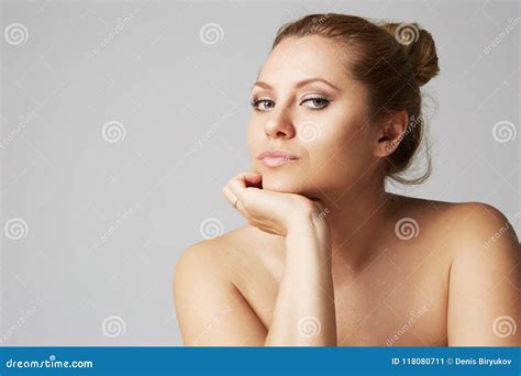 Bella Ragazza Con I Grandi Occhi E Le Sopracciglia Scure Con Le Spalle Nude Esaminanti