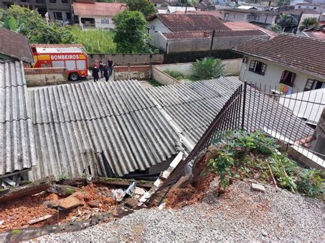 FOTOS Durante enchente casa é atingida por deslizamento de terra em