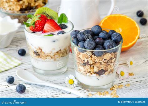 Gezond Ontbijt Met Muesli In Glas Verse Bessen En Yoghurt Stock