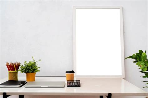 Marco De Imagen En Blanco En La Mesa De Madera Con Libros Foto Premium