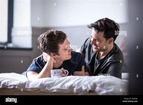 Couple gay au lit Banque de photographies et dimages à haute résolution Alamy