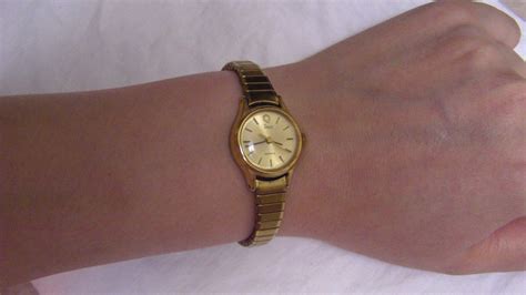 Vintage Timex Base Metal Bezel Stainless Steel Back Stretch Band Ladies Wat