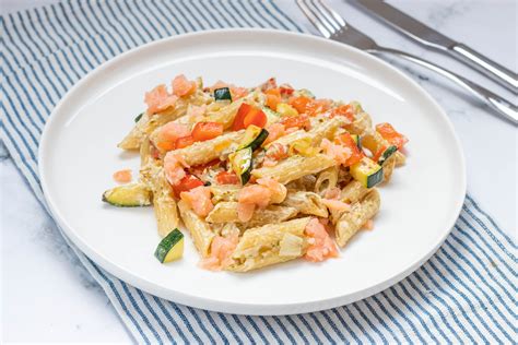 Pasta Met Zalm Paprika En Courgette Recept De Kokende Zussen